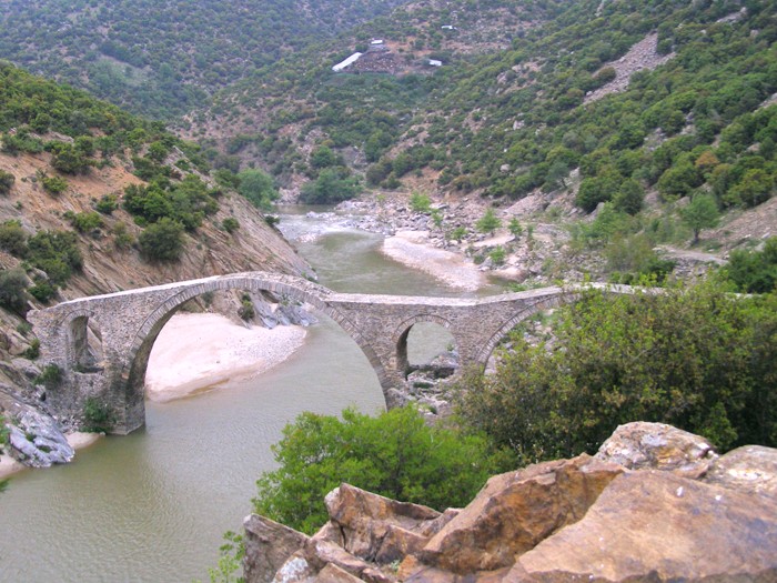 Osmanische Brücke über den Polianthos-Fluss